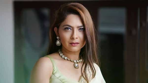 मराठी मनोरंजनसृष्टीतील लोकप्रिय अभिनेत्री सोनाली कुलकर्णीने आपल्या दमदार अभिनयाने प्रेक्षकांच्या मनात वेगळी ओळख निर्माण केली आहे. तिने अनेक गाजलेल्या चित्रपटांमध्ये तिने भूमिका साकारल्या आहेत. मात्र, सोनालीचा पहिला सिनेमा कोणता होता, हे फार कमी जणांना माहिती असेल.