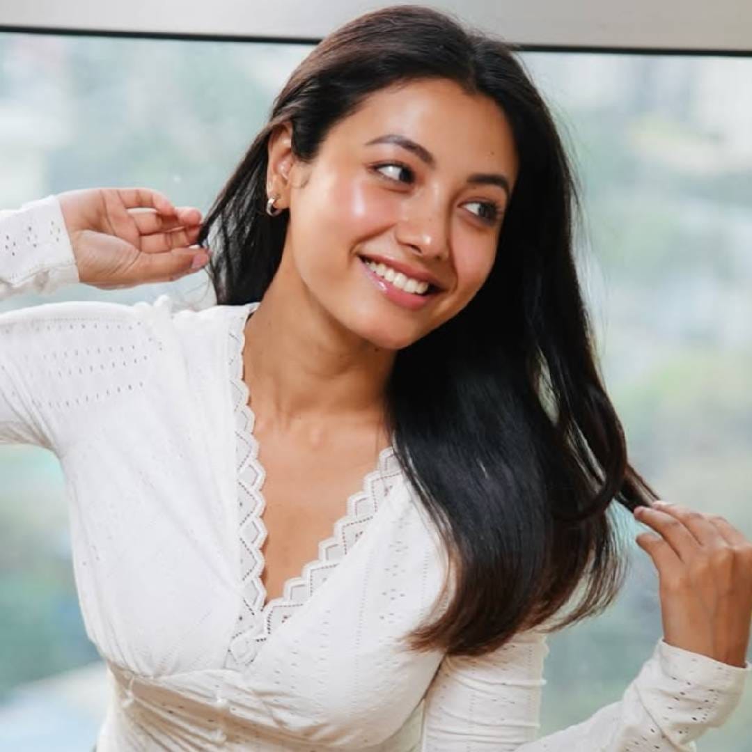 साई पल्लवीच्या मागे उभी असलेल्या या अभिनेत्रीचं नाव सुरभी दास असं आहे. ती एक आसामी अभिनेत्री असून रामाणय या चित्रपटात ती सीतेची धाकटी बहीण श्रुतकिर्तीची भूमिका साकारत आहे. 'पंड्या स्टोअर' आणि 'निमा डेंजोंगपा' यांसारख्या मालिकांमध्ये तिने भूमिका साकारल्या आहेत. सुरभीने सोशल मीडियावर स्पष्ट केलंय की ती चित्रपटात श्रुतकिर्तीची भूमिका साकारत आहे.