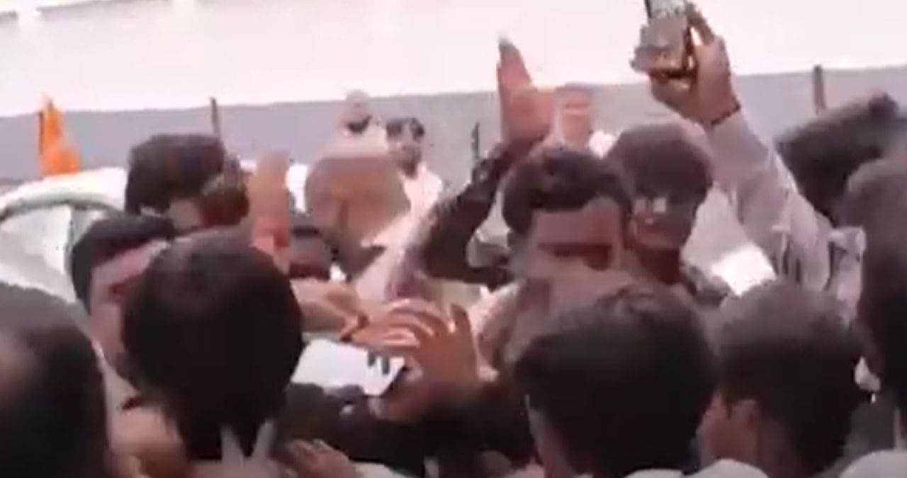 काँग्रेस कार्यकर्ते आणि बजरंग दलाच्या कार्यकर्त्यांची हाणमारी; नेमकं काय घडलं? काँग्रेस कार्यकर्ते आणि बजरंग दलाच्या कार्यकर्त्यांची हाणमारी; नेमकं काय घडलं?