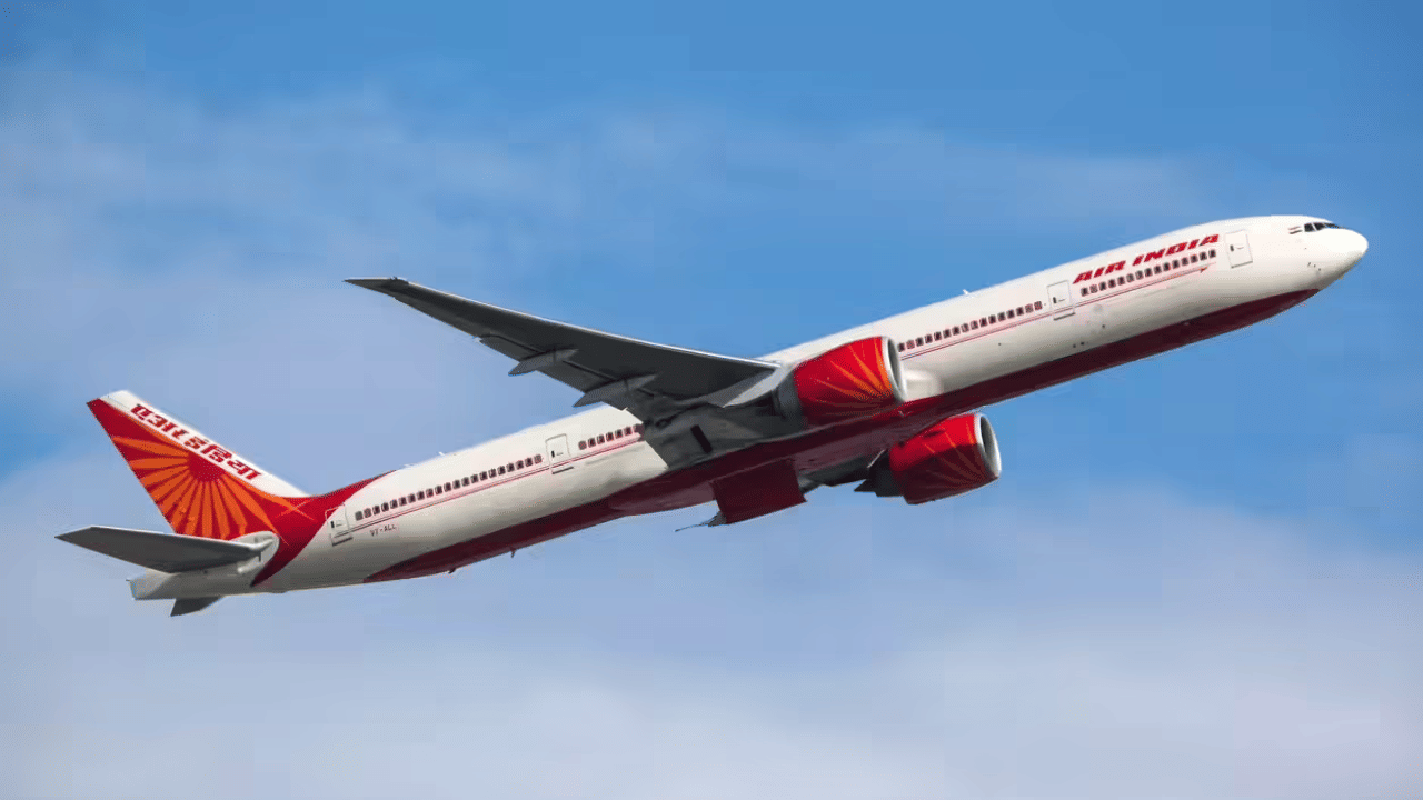 Air India: धक्कादायक... हवेतच गडबड... अचानक विमान लागलं खाली यायला, 12 जण जखमी; नेमकं काय घडलं? Air India: धक्कादायक... हवेतच गडबड... अचानक विमान लागलं खाली यायला, 12 जण जखमी; नेमकं काय घडलं?