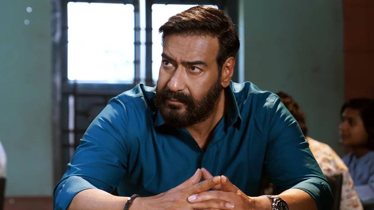 अजय देवगणच्या बहुप्रतिक्षित 'दृश्यम 3' (Drishyam 3) या चित्रपटासंदर्भात मोठी अपडेट समोर आली आहे. या चित्रपटाच्या निर्मात्यांनी आज (सोमवारी) सकाळी तिसऱ्या भागाची अधिकृत घोषणा केली आहे. आता हा चित्रपट 'दृश्यम: द कन्क्लुजन' या नावाने प्रेक्षकांच्या भेटीला येणार आहे. नावावरूनच हा भाग विजय साळगावकर आणि त्याच्या कुटंबाच्या कथेला निर्णयाक वळण देणार असल्याचे संकेत मिळत आहेत. 

