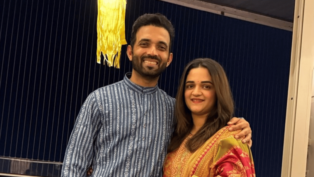 अजिंक्य आपल्या लग्नाची तयारी करायलाच विसरला. अजिंक्य त्याच्या लग्नात जीन्स आणि टी-शर्ट घालून पोहोचला. एका मुलाखतीत त्याने हा प्रसंग बोलून दाखवला. अजिंक्यला इतक्या साध्या कपड्यात पाहून राधिकाही आश्चर्यकारक होती.