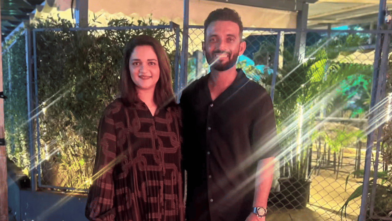 अजिंक्य रहाणे आणि राधिका धोपावकर हे बालपणीचे मित्र होते. अजिंक्य आणि राधिका मुंबईतील मुलुंडमध्ये राहत होते. सुमारे 2007 साली, कॉलेजच्या दिवसांमध्ये, अजिंक्य रहाणे आणि राधिका धोपावकर यांची ओळख मैत्रीत आणि नंतर प्रेमात बदलली. रहाणे आणि राधिका जवळपास सात वर्षे गुपचूप एकमेकांना डेट करत होते.