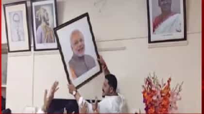 ठाकरेंचा आक्रमक पवित्रा, छत्रपती शिवरायांशेजारील मोदींचा फोटो हटवला.