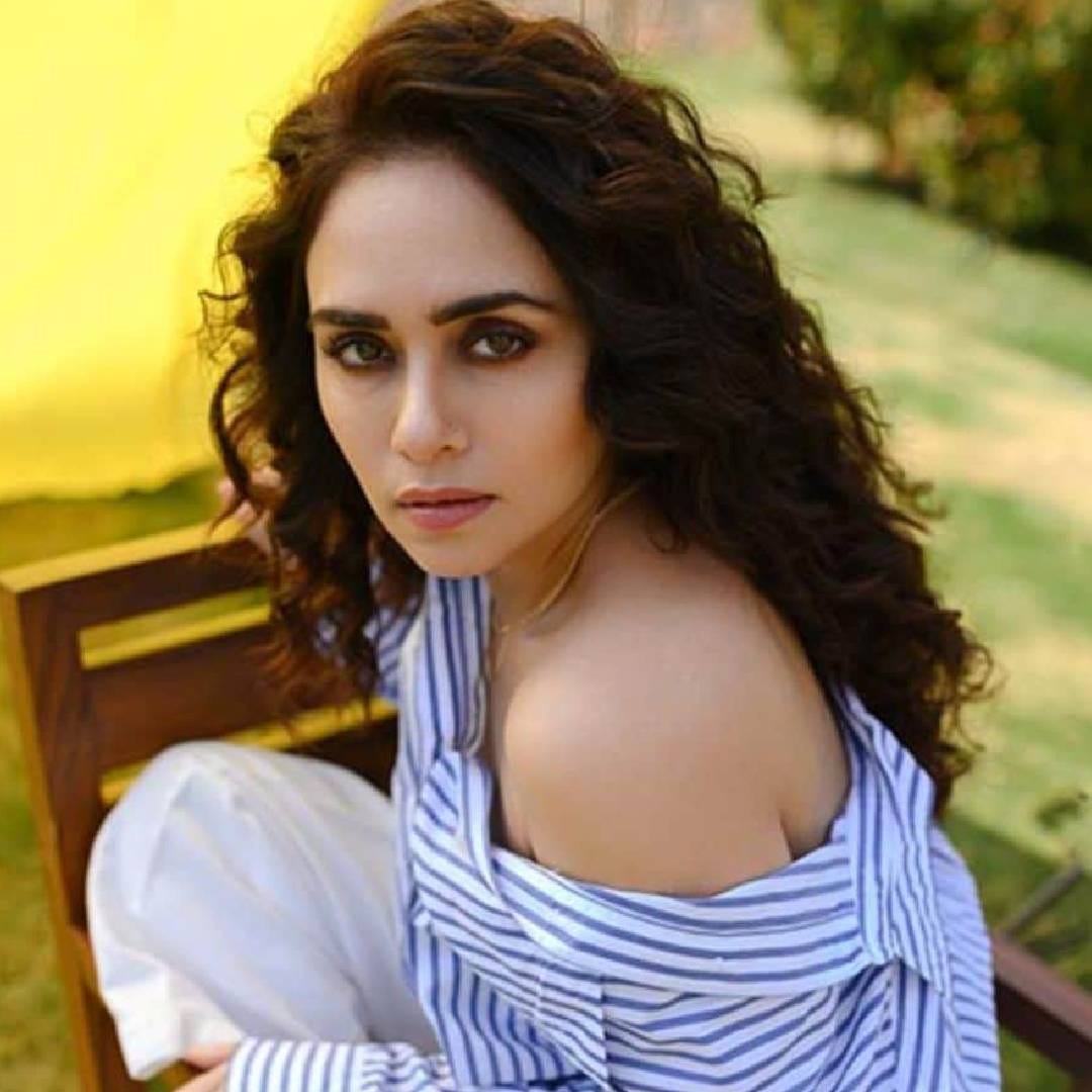 एका मुलाखतीत अमृता म्हणालेली, "जर मी मध्यमवर्गीय कुटुंबात वाढले नसते तर मी कमावलेल्या पैशांची उधळपट्टी केली असती. मला कधीच पैशांची किंमत कळली नसती. माझ्याकडे मर्सिडीज किंवा ऑडीसारख्या महागड्या गाड्या नाहीत. मी विकत घेऊ शकत नाही, असं नाही. पण मला ट्रॅफिकमध्ये गाडी चालवायला आवडत नाही."