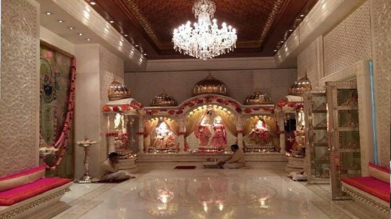 अँटिलियामध्ये एक भव्य मंदिर असल्याची चर्चा अनेकदा होताना दिसते. या मंदिरात मौल्यवान धातू आणि रत्नांनी सजवलेल्या मूर्ती असल्याचे दावेही सोशल मीडियावर केले जातात. नवरात्र, गणेश चतुर्थी, महाशिवरात्री किंवा इतर महत्त्वाच्या धार्मिक प्रसंगी अंबानी कुटुंबाकडून विशेष पूजा आणि अनुष्ठान केले जात असल्याचंही पाहायला मिळतं. अँटिलिया जितकं आधुनिक आणि आलिशान आहे, तितकंच त्यात परंपरा आणि आस्थेलाही स्थान असल्याचं दिसतं.