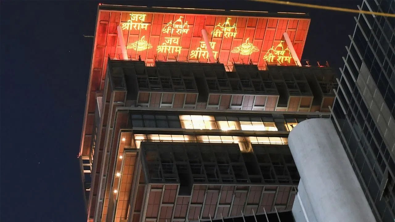 उद्योजक मुकेश अंबानी यांचे निवासस्थान एखाद्या पंचतारांकित हॉटेल किंवा कॉर्पोरेट मुख्यालयापेक्षा सरस आहे. या २७ मजली इमारतीचा कानाकोपरा चकचकीत आणि स्वच्छ ठेवण्यासाठी दिवसभर सुमारे ६०० कर्मचारी रात्रंदिवस काम करीत असतात. (Photo source | Getty Images)
