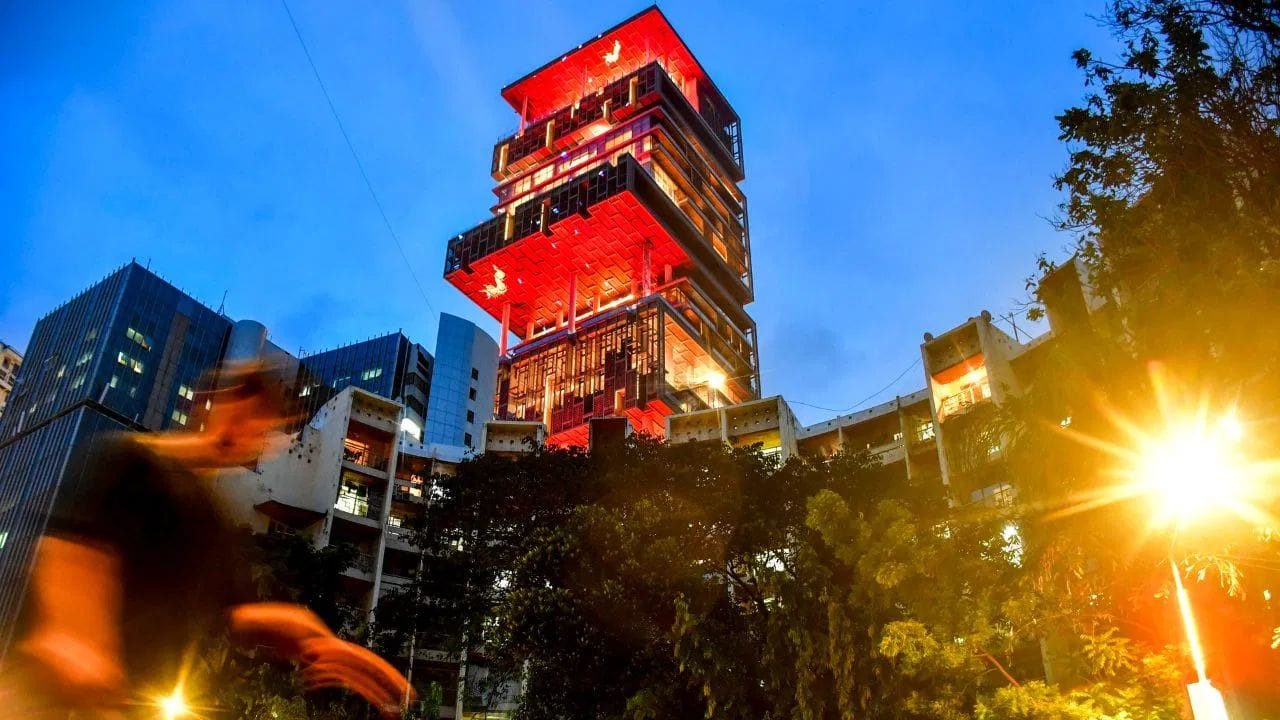 दक्षिण मुंबईतील अँटिलिया निवासस्थान हे त्याच्या भव्यतेसाठी जगभरात ओळखले जाते. ही तब्बल २७ मजली इमारत केवळ सिमेंट- विटा आणि दगडांनी बनलेली वास्तू नसून अभियांत्रिकीचा एक अद्भूत नमुना मानली जाते. (Photo source | Getty Images)