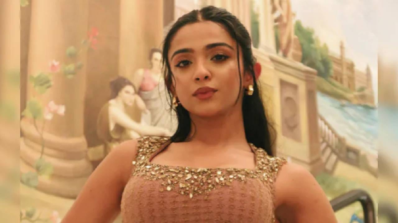 ‘रेबेल किड’ म्हणून लोकप्रिय झालेली सोशल मीडिया क्रिएटर अपूर्वा मखीजाही न्यूयॉर्कमध्ये शिफ्ट झाली. आता आपण भारतात राहत नसल्याचं तिने स्वत:च स्पष्ट केलं.
