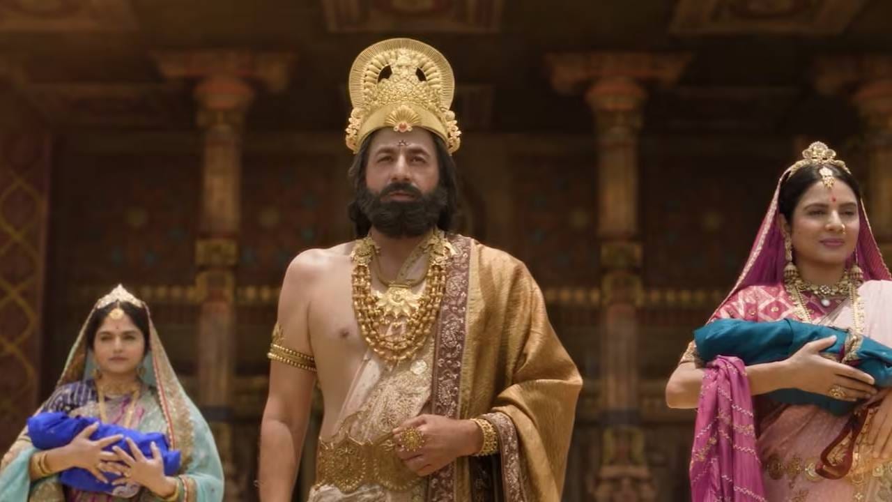 आता नितेश तिवारी दिग्दर्शित 'रामायण' हा भारतीय चित्रपटसृष्टीच्या इतिहासातील सर्वांत महागडा चित्रपट मानला जात आहे. हा चित्रपट दोन भागांमध्ये प्रदर्शित होणार असून त्याचा बजेट तब्बल 4000 कोटी रुपये इतका आहे. 'सियासत'ने दिलेल्या रिपोर्टनुसार, राजा दशरथ यांच्या भूमिकेसाठी अरुण गोविल यांना जवळपास 2.5 कोटी रुपये मानधन मिळालं आहे.