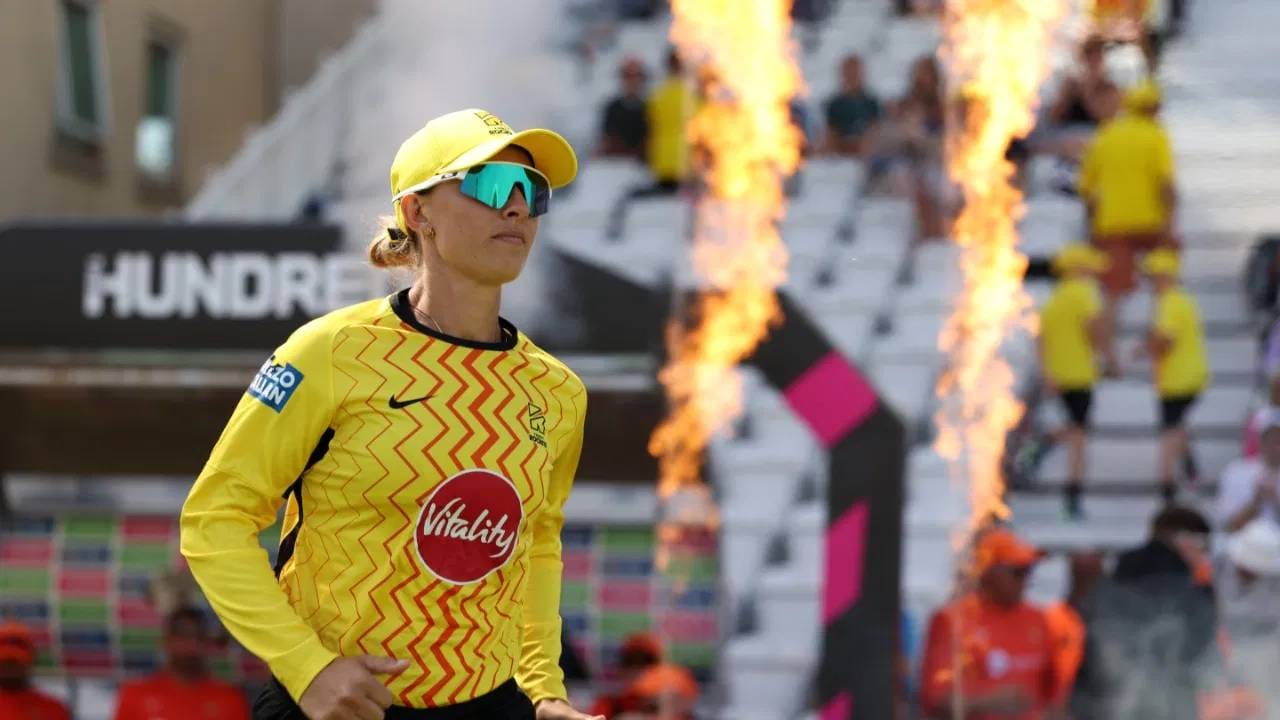 ऑस्ट्रेलियन महिला क्रिकेटपटू एश्ले गार्डनरचं तिची जोडीदार मोनिका राइटसोबत लग्न झाले होते. ऑस्ट्रेलियन सरकारने डिसेंबर 2017 मध्ये एका ऐतिहासिक कायद्याद्वारे समलिंगी विवाहाला कायदेशीर मान्यता दिली होती. त्यानंतर 26 एप्रिल 2025 रोजी या दोघींनी लग्नगाठ बांधली होती. सात महिने संसास थाटल्यानतंर दोघींनी घटस्फोट घेतला. त्यानंतर मोनिकाने एश्ले गार्डनर फसवणूक केल्याचा आरोप केला. त्यावर एश्ले गार्डनरने इंस्टाग्रामवर पोस्ट करून स्पष्टीकरण दिलं आहे.