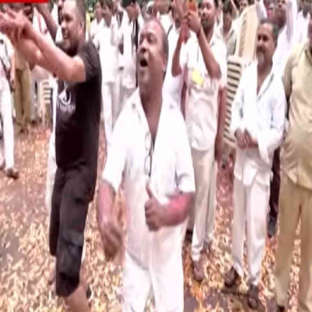 या सेलिब्रेशन दरम्यान मराठी भाषा शिकण्याच्या मुदतवाढीचा आनंद साजरा करताना मुलीला भोजपुरी गाण्यावर नाचवण्यात आल्याचा प्रकार समोर आला आहे.