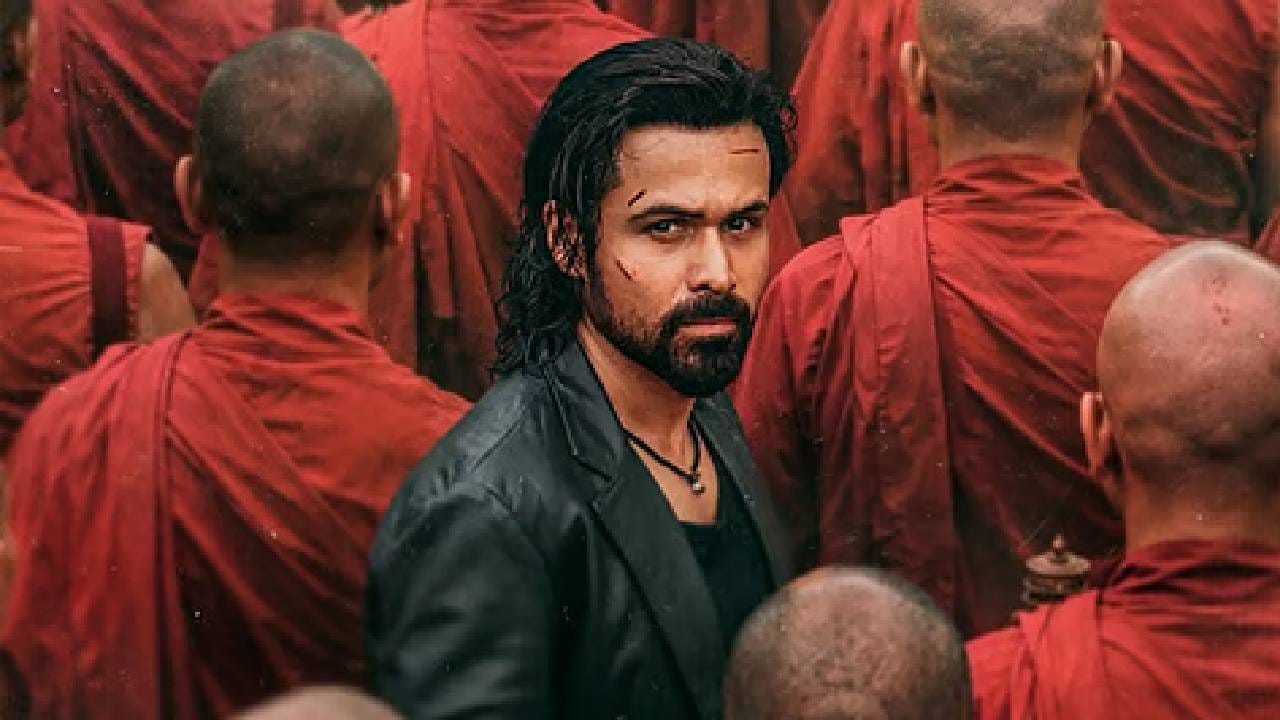 तब्बल 19 वर्षांनंतर इमरान हाश्मीच्या 'आवारापन' या चित्रपटाचा सीक्वेल प्रेक्षकांच्या भेटीला आला आहे. या चित्रपटात इमरानसोबतच दिशा पटानी आणि शबाना आझमी यांसारखे कलाकार दिसत आहेत. बॉक्स ऑफिसवर हा चित्रपट जबरदस्त कमाई करत आहे. याच चित्रपटातून अभिनेते परेश रावल यांच्या मुलाने बॉलिवूडमध्ये पदार्पण केलं आहे.