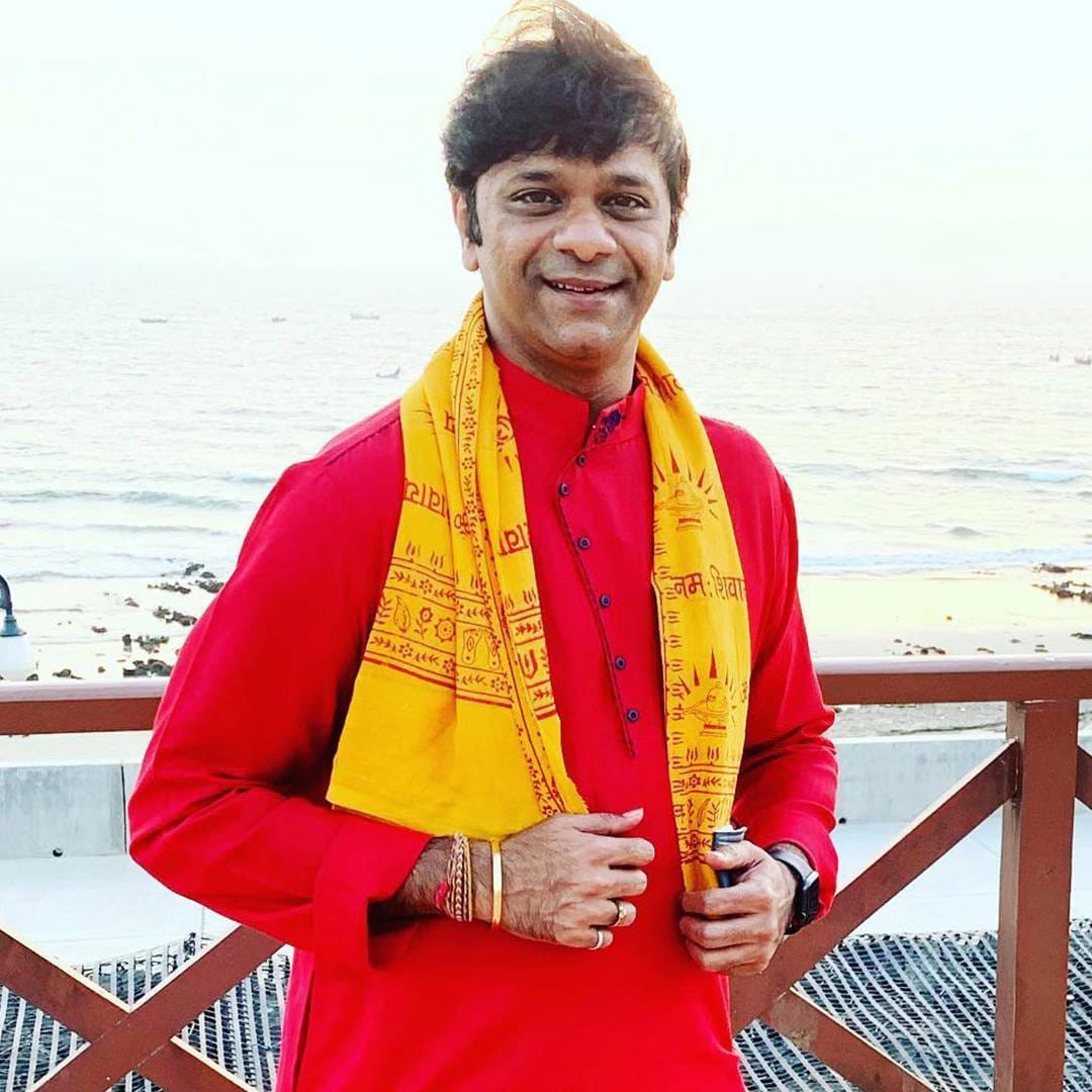 'तारक मेहता का उल्टा चष्मा' ही टीव्ही इंडस्ट्रीतील सर्वांत लोकप्रिय आणि दीर्घकाळापासून सुरू असलेली मालिका आहे. या मालिकेला नुकतीच 18 वर्षे पूर्ण झाली आहेत. या मालिकेत भूमिका साकारलेला प्रत्येक कलाकार घराघरात लोकप्रिय आहे. अभिनेता तन्मय वेकारिया या मालिकेत बाघाची भूमिका साकारत आहे. तन्मयने नुकतीच आलिशान गाडी खरेदी केली.