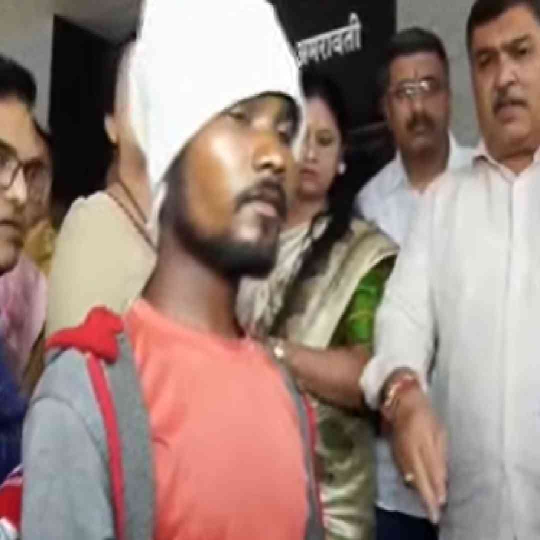 दरम्यान आज भाजप नेत्या आणि आमदार चित्रा वाघ अमरावती जिल्हा रुग्णालयाची पाहणी करण्यासाठी आल्या होत्या. त्यावेळी तिथलं दृश्य पाहून त्यांचा पारा चढला. एक बाई छोट्या बाळाला घेऊन रुग्णालयाच्या दारात बसली होती. तिच्यासोबत असलेला एक पुरुषाला रुग्णवाहिका मिळत नव्हती. ते चित्र पाहून चित्रा वाघ यांचा पारा चढला.