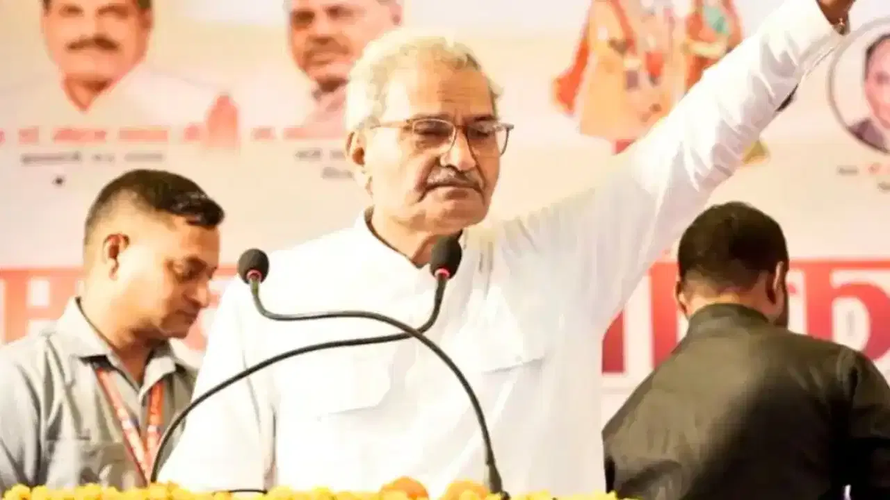 शुद्ध पेट्रोल काय तुमच्या बापाच्या घरून येते का? BJPचा बड्या नेत्याचे विधान चांगलेच चर्चेत शुद्ध पेट्रोल काय तुमच्या बापाच्या घरून येते का? BJPचा बड्या नेत्याचे विधान चांगलेच चर्चेत