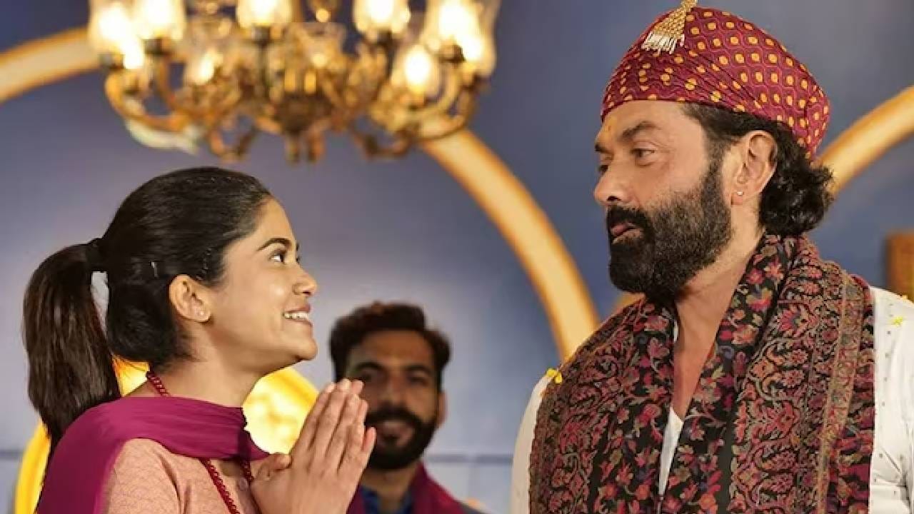 या वेब सीरिजचे तीन सिझन्स ओटीटीवर खूप गाजले. आता प्रेक्षकांमध्ये चौथ्या सिझनची प्रचंड उत्सुकता आहे. ज्या वेब सीरिजबद्दल आम्ही बोलत आहोत, त्यातून बॉलिवूड इंडस्ट्रीतल्या एका मोठ्या सुपरस्टारने कमबॅक केलं होतं. या सीरिजमध्ये अभिनेत्याने नकारात्मक भूमिका साकारली असली तरी, ती त्याच्या कारकिर्दीतील एक महत्त्वाचा टप्पा ठरली. या सीरिजचं नाव आहे 'आश्रम'. 
