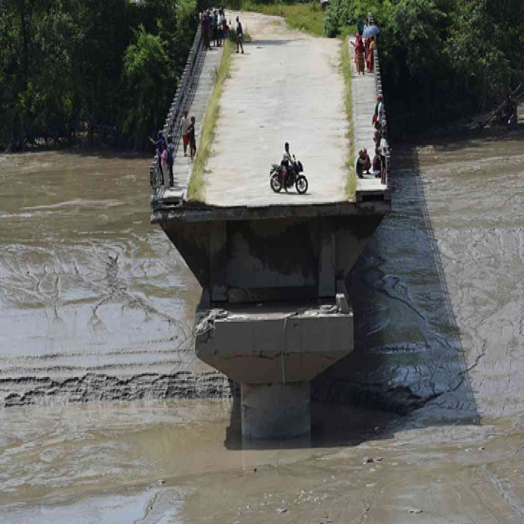 या विद्धवंसाने चीन बांधत असलेल्या विशाल धरणाबद्दल विचार करण्यास भाग पाडलं आहे. भारतीय सीमेजवळ चीन हे धरण बांधत आहे. चीन अरुणाचल सीमेपासून 30 किलोमीटर अंतरावर जगातील सर्वात मोठा जलविद्युत प्रकल्प उभारत आहे. हिमालयाच्या भूकंप प्रवण क्षेत्रातील हा भाग आहे. (Getty Images)