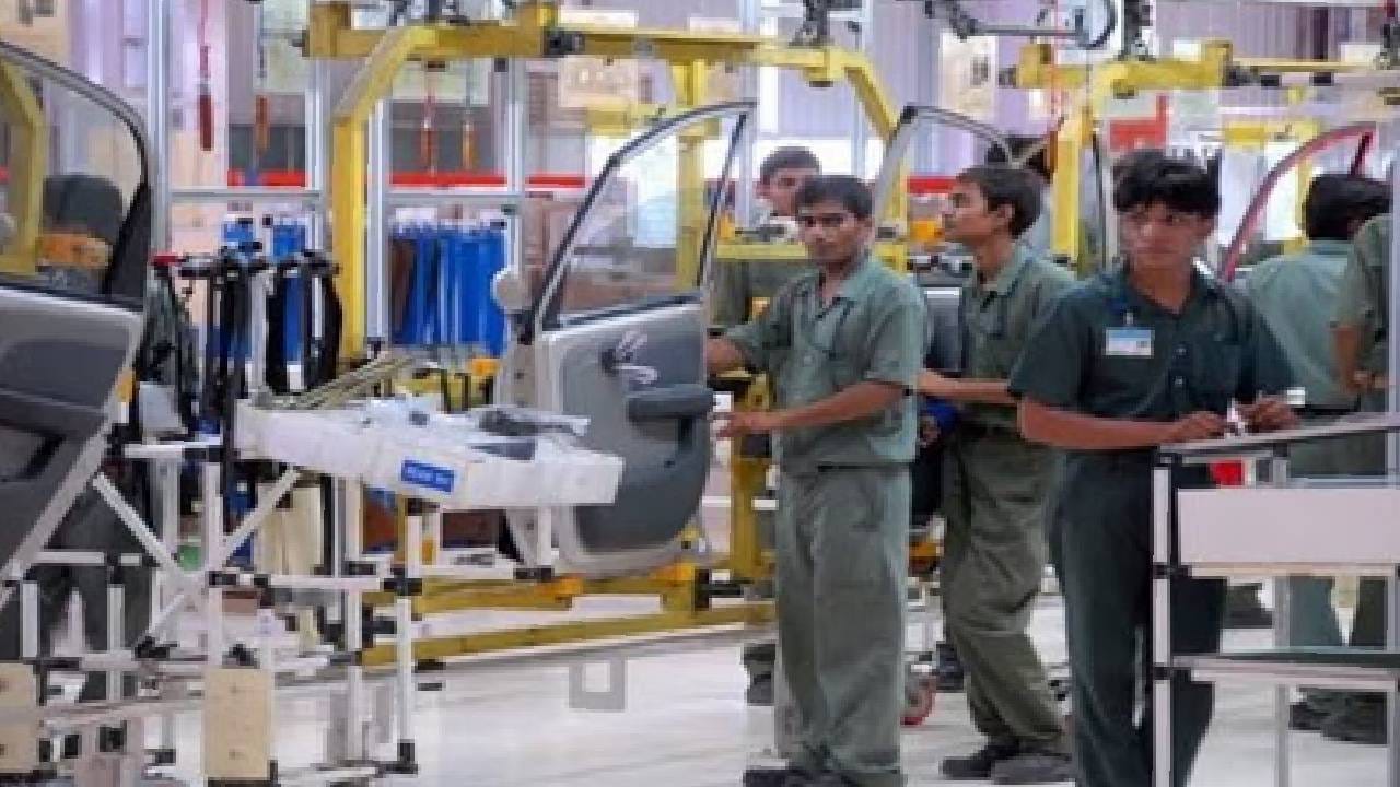 इलेक्ट्रिक गाड्यांची वाढती क्रेझ ठरणार रोजगाराची सुवर्णसंधी; 'या' क्षेत्रात तरुणांना मिळणार लाखो नोकऱ्या इलेक्ट्रिक गाड्यांची वाढती क्रेझ ठरणार रोजगाराची सुवर्णसंधी; 'या' क्षेत्रात तरुणांना मिळणार लाखो नोकऱ्या