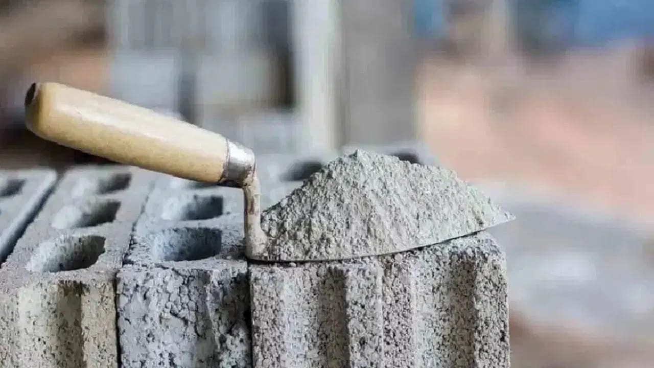 कोणतंही बांधकाम करताना सिमेंट फार महत्त्वाचा ठरतो. अनेक छोट्या मोठ्या गोष्टींसाठी सिमेंटचा वापर होतो. पण तुम्हाला माहितीये मराठीत सिमेंटला काय म्हणतात. अनेकांना महिती नसेल की, सिमेंटला मराठीत काय म्हणतात.