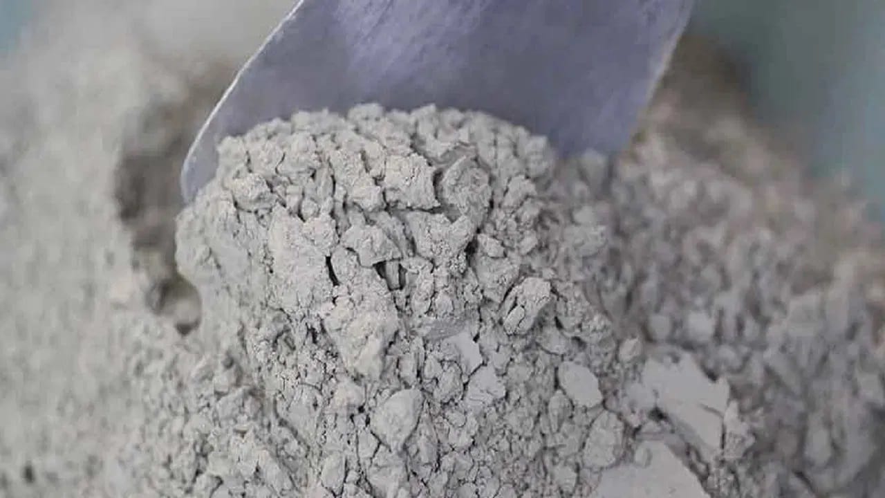 लहान मुलांपासून मोठ्यांपर्यंत अनेक जण इंग्रजी शब्द वापरतात. चुनखडीपासून बनवलेल्या बांधकामात विटांमध्ये वापरल्या जाणाऱ्या मिश्रणाला सिमेंट असं म्हटलं जातं... ज्याला आपण सिमेंट म्हणतो...