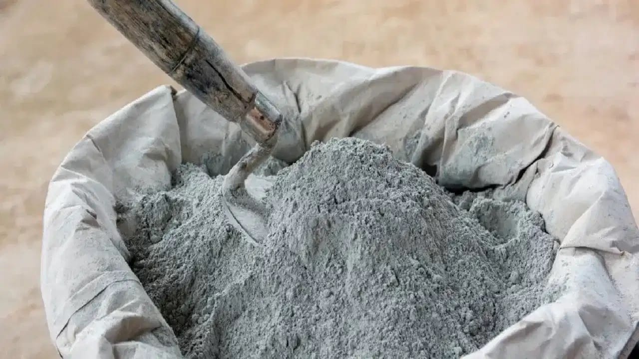 सिमेंटला मराठीतून वज्रचूर्ण असं म्हणतात. शासकीय व्यवहारात वज्रचूर्ण शब्द सिमेंटसाठी वापरला जातो. वज्रचूर्ण हा मराठी शब्द आहे तर, सिमेंट हा इंग्रजी शब्द आहे.