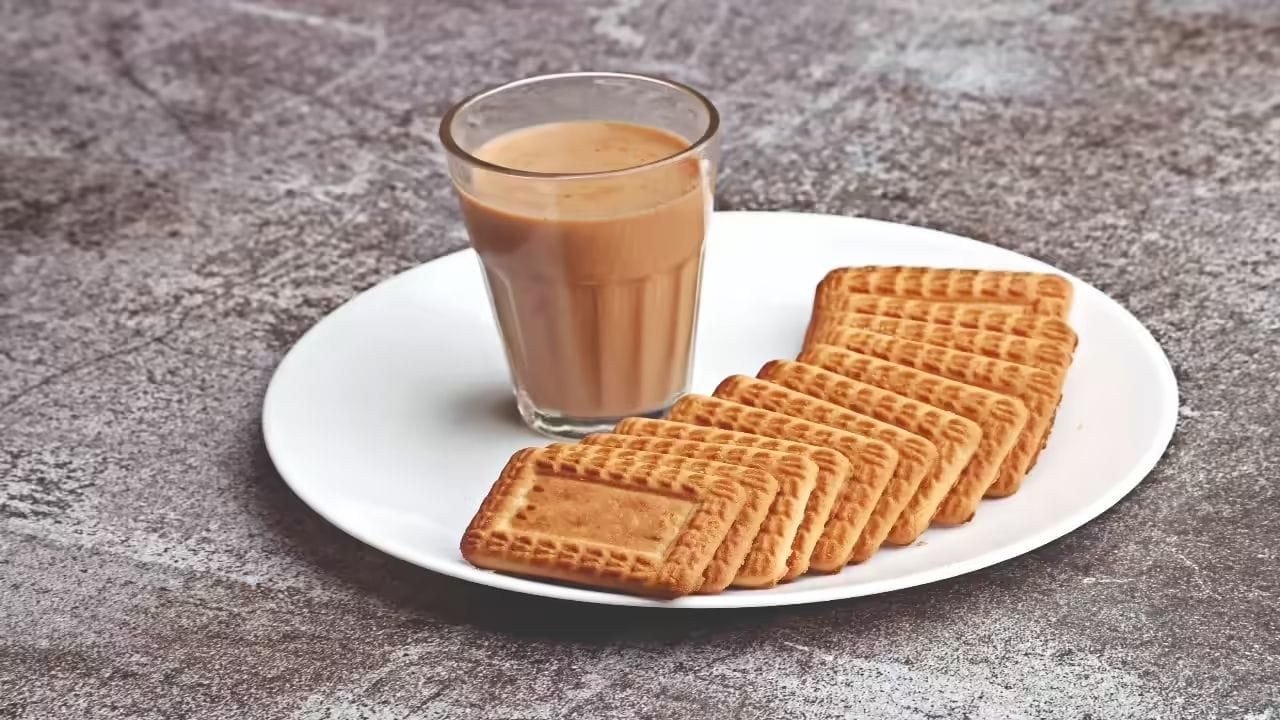 चहाचा आस्वाद घेतल्याशिवाय भारतात अनेकांची सकाळ होत नाही. सकाळी आणि सायंकाळी चहाचे गॅसवर आधन ठेवले की चहाचा कडक सुंगध येताच नुसत्या सुंगधानेच अनेकांची झोप उडून तरतरी येते.