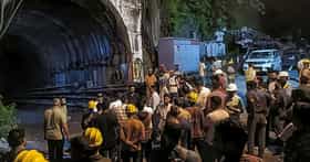 चमोली दुर्घटनेत 7 ठार, बोगद्यातील कामगारांच्या गळ्यापर्यंत पाणी.