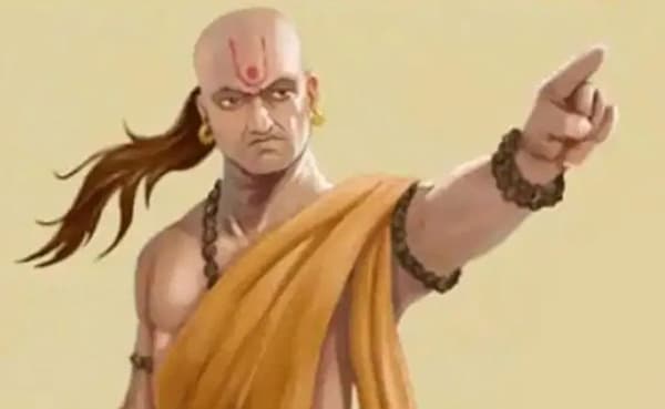 Chanakya Niti Today : वेळेची किंमत ओळखा : चाणक्य नीतीनुसार गेलेला वेळ कधीही परत मिळत नाही. प्रत्येक दिवसाचा योग्य नियोजनासाठी वापर करा. अनावश्यक गोष्टींमध्ये वेळ वाया घालवणे टाळा. वेळेचा आदर केल्यास यशाचा मार्ग अधिक सोपा होतो.