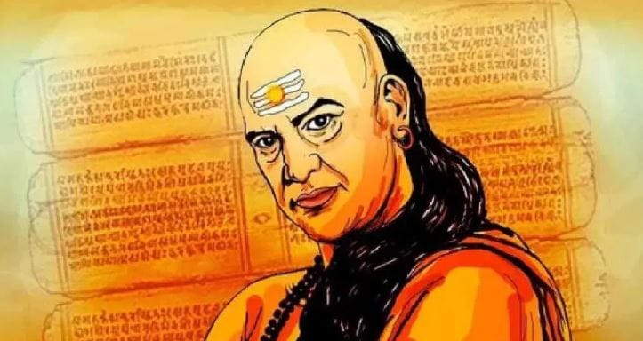 आचार्य चाणक्य यांनी संगत, मैत्री आणि त्याचा व्यक्तीवर होणारा परिणाम याविषयीही मोलाचा संदेश दिलेला आहे. माणसाच्या विचारांवर त्याच्या संगतीचा मोठा प्रभाव पडतो. चांगली संगत तुमच्यातील चांगल्या गुणांना प्रोत्साहन देते. चुकीची संगत तुमच्या सवयी आणि विचार दोन्ही बदलू शकते. त्यामुळे मित्र आणि सहकारी निवडताना सावध राहा, असा मोलाचा सल्ला चाणक्य यांनी तरुणांना दिलेला आहे.