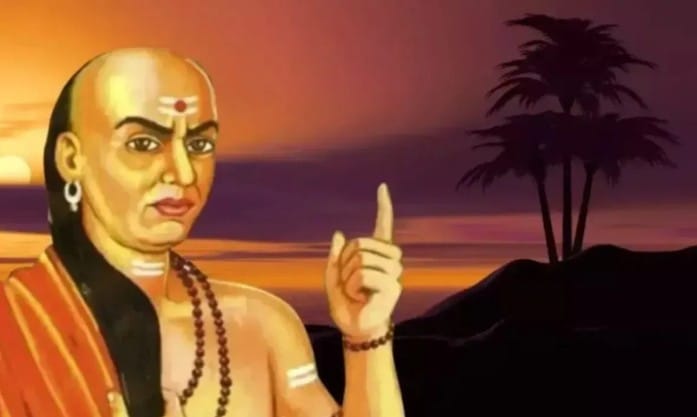 आचार्य चाणक्य यांनी महिलांच्या यशासाठी चार महत्त्वाचे आणि मोलाचे संदेश दिले आहेत. स्वतःच्या क्षमतेवर विश्वास ठेवणे हे यशाचे पहिले पाऊल आहे. कोणत्याही परिस्थितीत निर्णय घेण्याची क्षमता विकसित करा. इतरांच्या मतांपेक्षा स्वतःच्या ध्येयाला अधिक महत्त्व द्या. आर्थिकदृष्ट्या स्वावलंबी होण्याचा प्रयत्न करा.