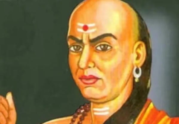 प्रत्येक गोष्ट प्रत्येकाला सांगू नका : चाणक्य नीतीनुसार आपल्या योजना आणि महत्त्वाच्या गोष्टी गुप्त ठेवणे आवश्यक आहे. आपली पुढची चाल प्रत्येक व्यक्तीसमोर उघड करू नका. विश्वास ठेवताना समोरच्या व्यक्तीची पारख करणे महत्त्वाचे आहे. योग्य वेळी योग्य माहिती देणे ही बुद्धिमत्तेची निशाणी आहे.