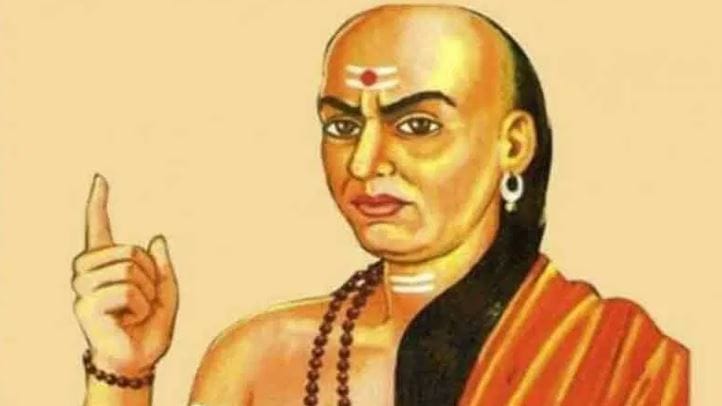 गेलेली वेळ कोणत्याही परिस्थितीत परत मिळवता येत नाही, असे चाणक्य सांगतात. आजची महत्त्वाची कामे उद्यावर ढकलू नका. योग्य वेळी घेतलेला निर्णय आयुष्य बदलू शकतो. संधी मिळाल्यावर तिचा योग्य प्रकारे उपयोग करून घ्या. वेळेची किंमत ओळखणारा माणूस आयुष्यात इतरांपेक्षा पुढे जाऊ शकतो, असा संदेश आचार्य चाणक्य यांनी दिलेला आहे.