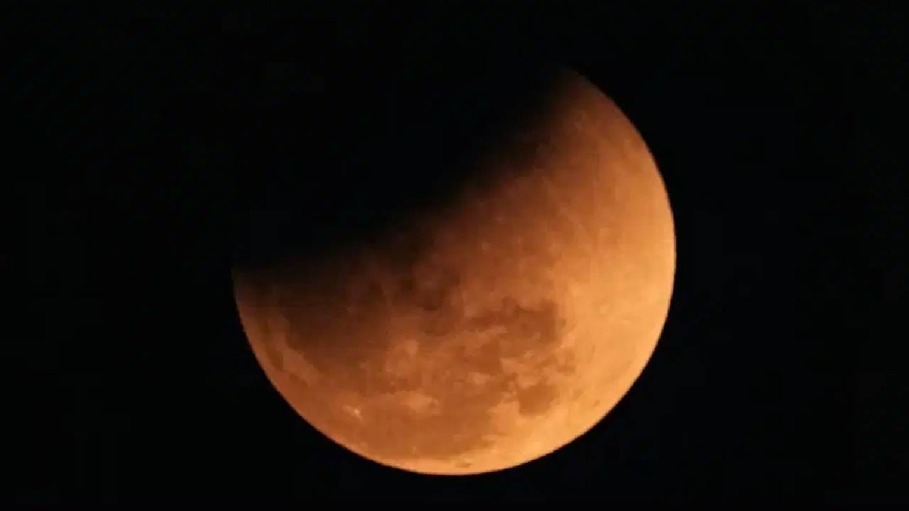 Chandra Grahan 2026 : वर्षातलं शेवटचं चंद्र ग्रहण कधी ? ग्रहणाच्या दिवशी ही काम टाळाच,नाहीतर.. Chandra Grahan 2026 : वर्षातलं शेवटचं चंद्र ग्रहण कधी ? ग्रहणाच्या दिवशी ही काम टाळाच,नाहीतर..