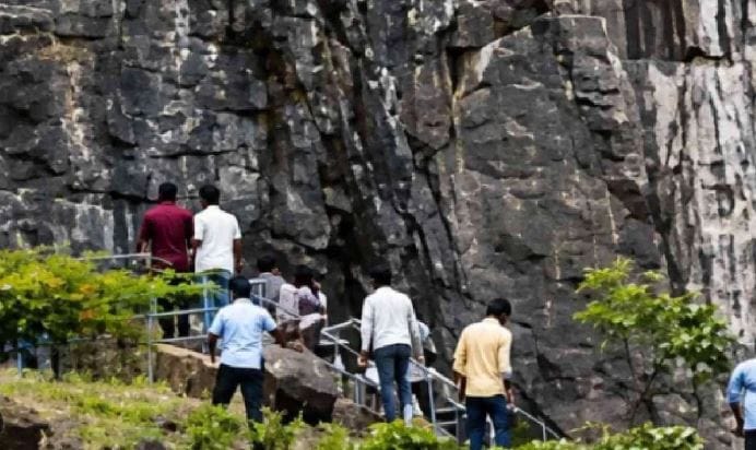 विशेष म्हणजे, घटनेच्या आदल्या रात्रीच त्यांनी एक भावनिक व्हिडिओ पोस्ट केला होता. या व्हिडिओमध्ये त्यांनी नात्यांमध्ये प्रेमाची आणि भावनांची किंमत न करणाऱ्या व्यक्तींविषयी भाष्य केलं होतं.