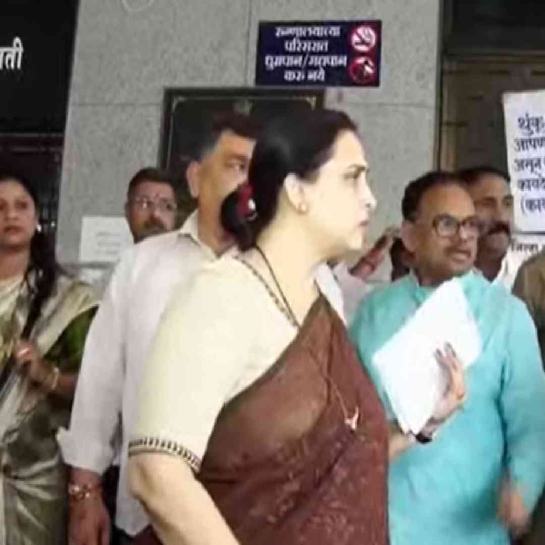 प्रसूतीसाठी पाच दिवसांपासून आलेल्या महिलेला ऐनवेळी सांगितलं की नागपूरच्या रुग्णालयात घेऊन जा. गर्भवती महिलेला प्रसूतीच्या कळा सुरू होताच डॉक्टरांनी नागपूरला नेण्यास सांगितलं.