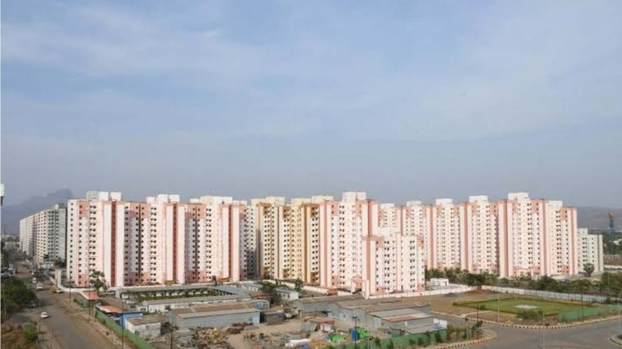 वार्षिक कौटुंबिक उत्पन्न 6 लाख रुपयांपर्यंत असलेले आणि भारतात कुठेही पक्के घर नसलेले अर्जदार या योजनेसाठी पात्र आहेत सविस्तर पात्रता निकष आणि अटी पोर्टलवर देण्यात आल्या आहेत. 