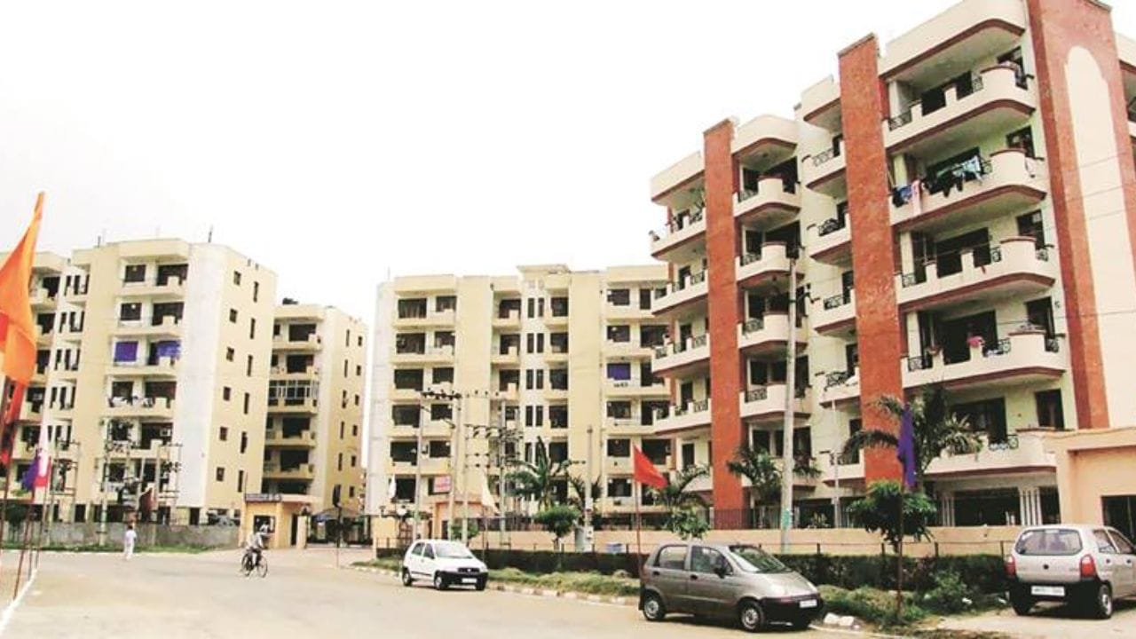  सिडकोच्या 4779 घरांच्या विक्रीसाठी वेबसाईट अपडेट केली आहे. खारघर बस डेपो येथील घरांची किंमत 43.50 लाख रुपये असून या घराचं क्षेत्रफळ 322 चौरस फूट इतके आहे. तर, कळंबोली बस डेपो येथील घराची किंमत 37.70 लाख रुपये आहे. सिडकोच्या या सोडतीत सर्वाधिक घरं तळोजा येथे आहेत. तळोजा येथील घरांची किंमत 23.50 लाख रुपये आहे.  