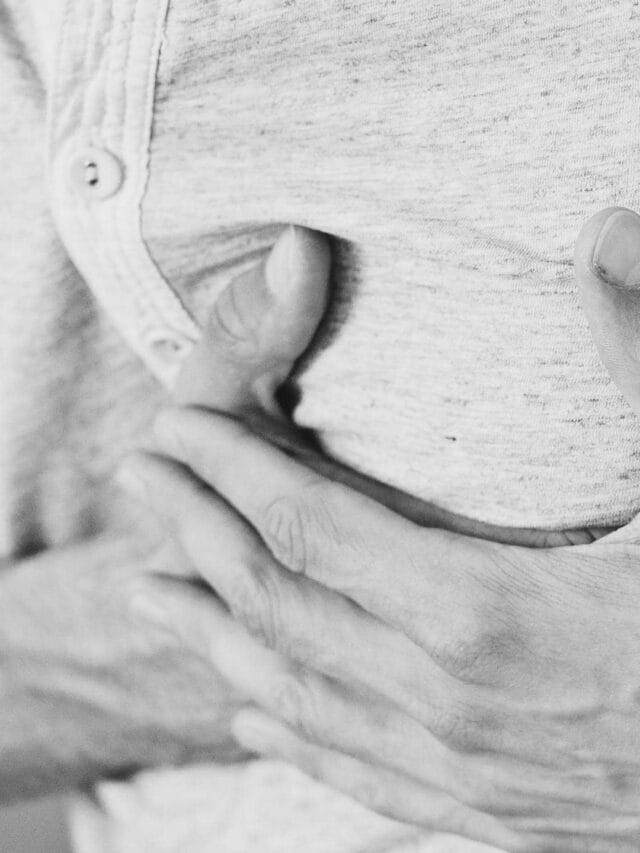 Heart Attack येण्याआधी शरीर देते हे 10 महत्वाचे संकेत