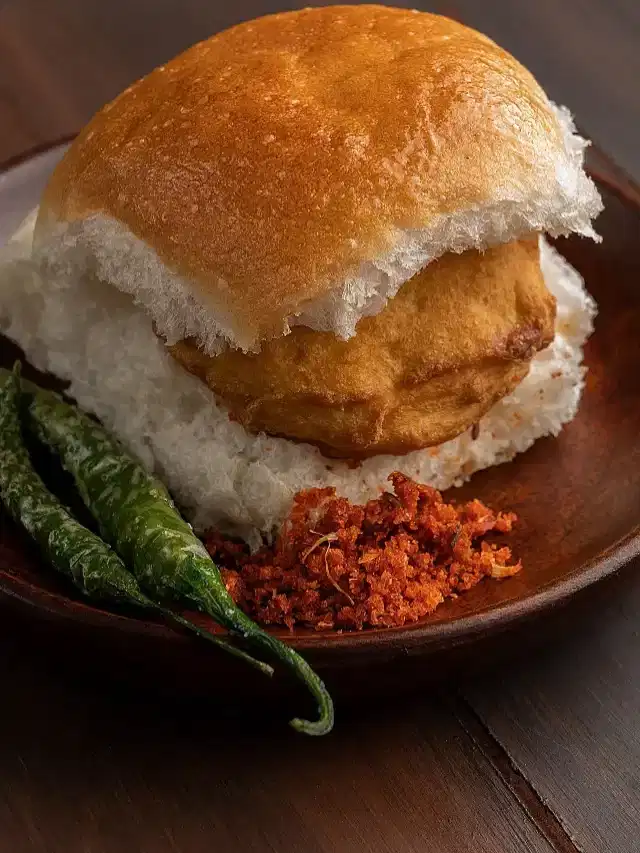 Vada pav day 2026 : मुंबई ते जगभरात पोहचलेल्या वडापावच्या 5 इंटरेस्टिंग फॅक्ट