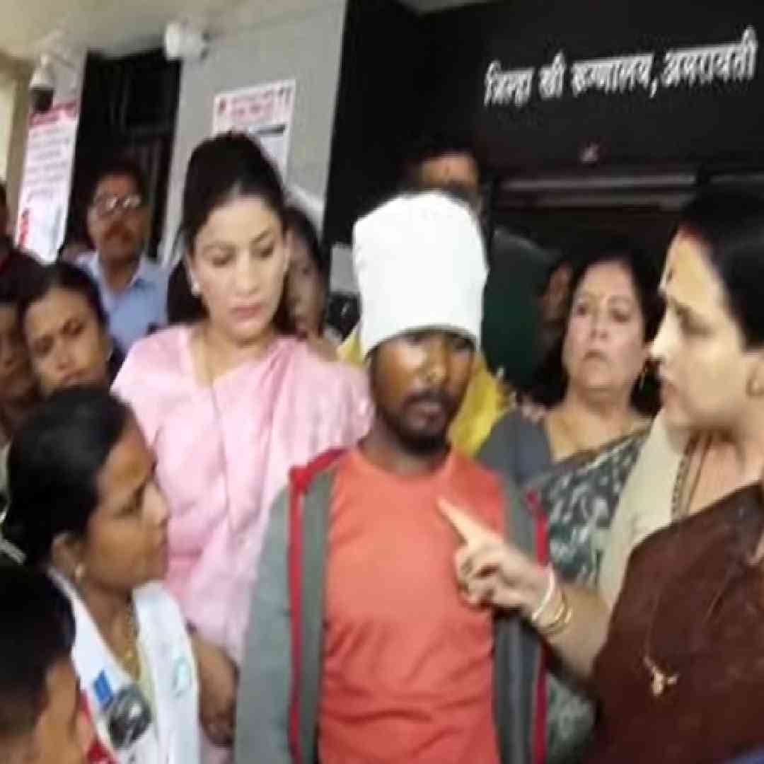 आठवड्याच्या सुरुवातीला अमरावती जिल्हा स्त्री रुग्णालयाच्या NICU कक्षाला आग लागली. तीन निष्पाप बाळांचा आगीत होरपळून मृत्यू झाला. त्यानंतरही रुग्णालयाचा गलथान कारभार सुरूच आहे.