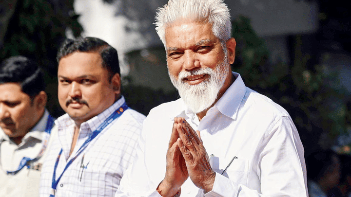 अभिजीत दीपके राजीनाम्याची मागणी करत असताना शिक्षण मंत्री दादा भुसेंचं मोठं विधान, म्हणाले... अभिजीत दीपके राजीनाम्याची मागणी करत असताना शिक्षण मंत्री दादा भुसेंचं मोठं विधान, म्हणाले...