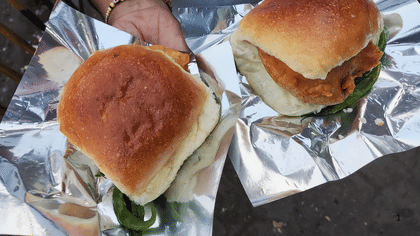 दादरच्या प्रसिद्ध वडापाव विक्रेत्याचे धाबे दणाणले, मुंढे यांचा इफेक्ट.