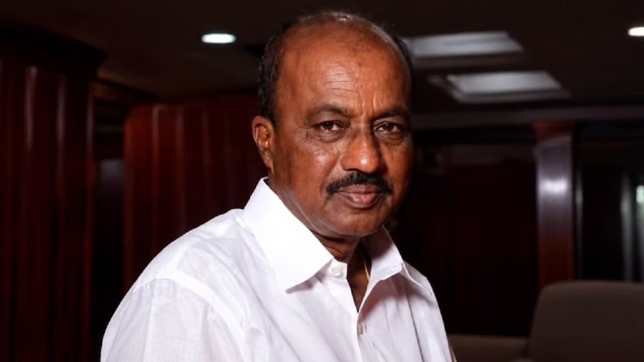 शेजाऱ्याशी शारीरिक संबंध ठेव, नशीब उजळेल... दैवी शक्ती असल्याचं भासवून रचलं कारस्थान, माजी भाजप कार्यकर्त्याचा प्रताप शेजाऱ्याशी शारीरिक संबंध ठेव, नशीब उजळेल... दैवी शक्ती असल्याचं भासवून रचलं कारस्थान, माजी भाजप कार्यकर्त्याचा प्रताप