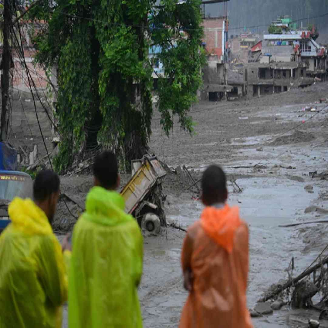 अनेक दशकापासून चीनच्या या प्रकल्पाची चर्चा आहे. बीजिंगने आठ महिन्यांपूर्वी या प्रोजेक्टला मंजुरी दिली. जुलै 2025 मध्ये न्यिंगची भागात या धरणाचं बांधकाम सुरु झालं आहे. हा प्रकल्प यारलुंग त्सांगपो नदीच्या एका मोठ्या वळणावर आहे. (Getty Images)