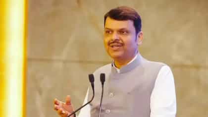 वर्षा बंगल्यावर घडामोडी वाढल्या, महत्त्वाचा नेता फडणवीसांच्या भेटीला!.