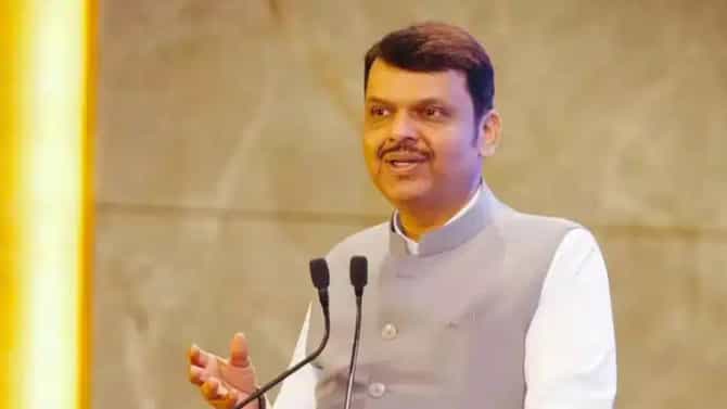 दलित चळवळीतील नेता फडणवीसांच्या भेटीला, महायुतीत सामील होणार?