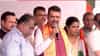 हाती माईक घेतला अन् गायलं गाणं, देवेंद्र फडणवीस यांचा वेगळा अंदाज; मुंबईत भाजपाची तिरंगा रॅली