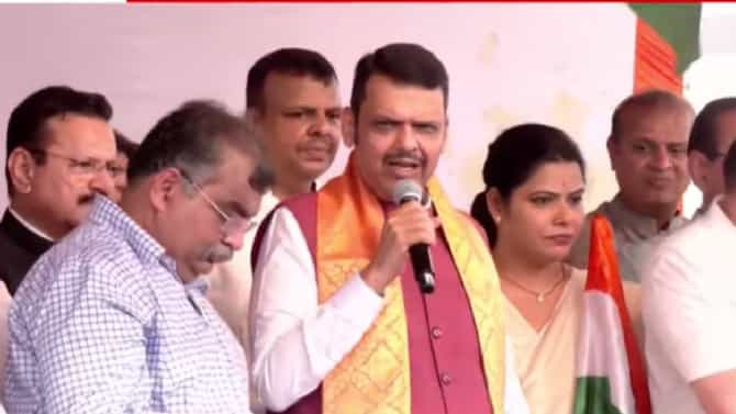 हाती माईक घेतला अन् गायलं गाणं, देवेंद्र फडणवीस यांचा वेगळा अंदाज; मुंबईत भाजपाची तिरंगा रॅली
