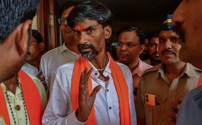 अजित पवार यांच्या पक्षाचे नेते तथा माजी मंत्री धनंजय मुंडे यांनी सध्याचे राजकारण खूपच गलिच्छ झाले आहे. जातीपातीचे, धर्माचे राजकारण केले जात आहे, अशी खंत व्यक्त केली. तसेच सध्याचे राजकारण पाहून मला राजकारणात राहावं की नाही, असा प्रश्न पडतो, असं विधान केलं.